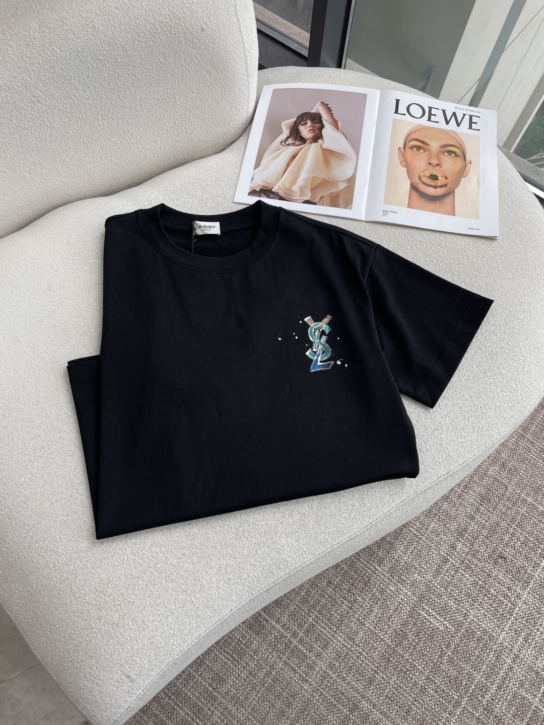 ysl 2026春夏款/官网同步面料采用重磅纯棉精梳棉面料，OS宽松版型，上身版型超正！日常百搭，衣橱必