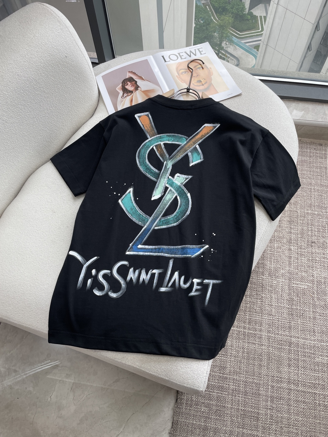 ysl 2026春夏款/官网同步面料采用重磅纯棉精梳棉面料，OS宽松版型，上身版型超正！日常百搭，衣橱必