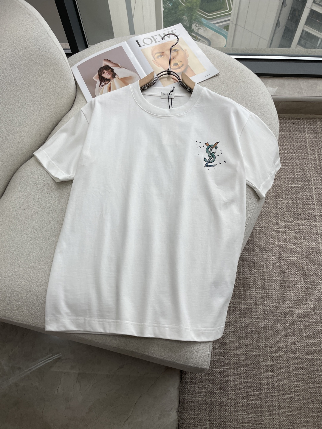 ysl 2026春夏款/官网同步面料采用重磅纯棉精梳棉面料，OS宽松版型，上身版型超正！日常百搭，衣橱必