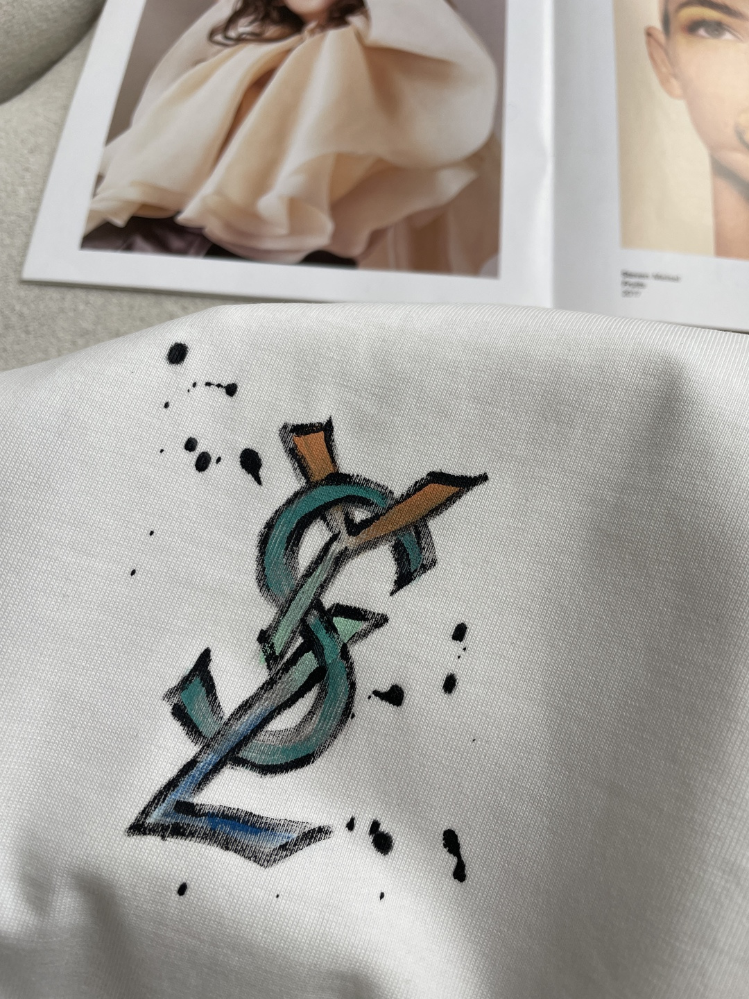 ysl 2026春夏款/官网同步面料采用重磅纯棉精梳棉面料，OS宽松版型，上身版型超正！日常百搭，衣橱必