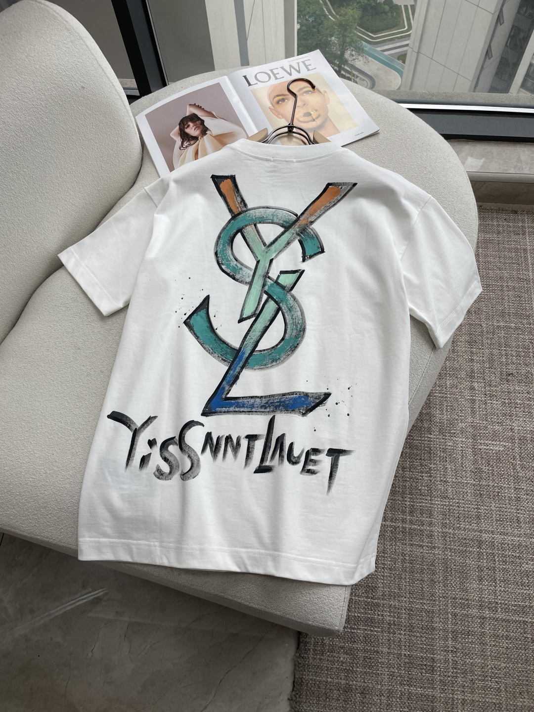 ysl 2026春夏款/官网同步面料采用重磅纯棉精梳棉面料，OS宽松版型，上身版型超正！日常百搭，衣橱必