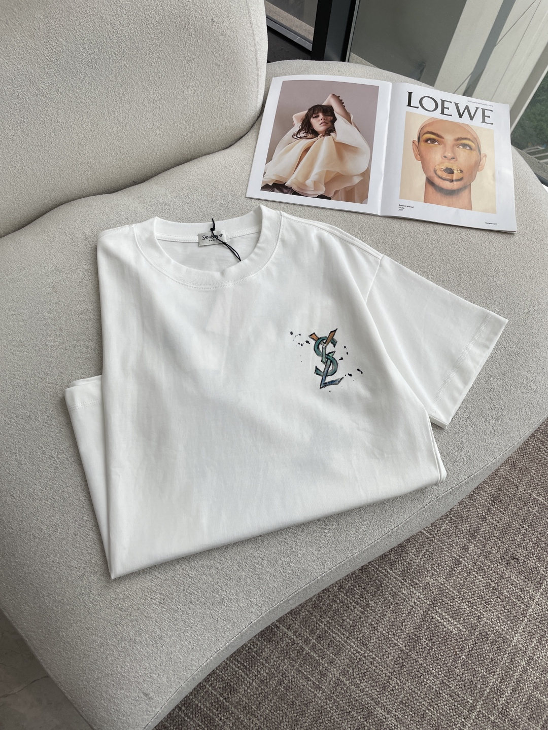 ysl 2026春夏款/官网同步面料采用重磅纯棉精梳棉面料，OS宽松版型，上身版型超正！日常百搭，衣橱必