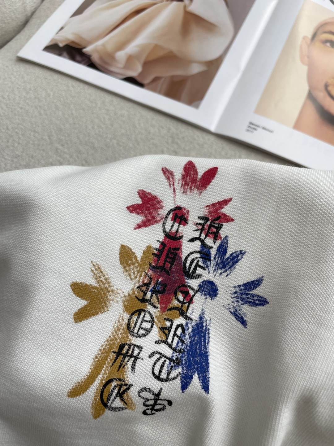 克罗心2026春夏款/官网同步面料采用重磅纯棉精梳棉面料，OS宽松版型，上身版型超正！日常百搭，衣橱必备