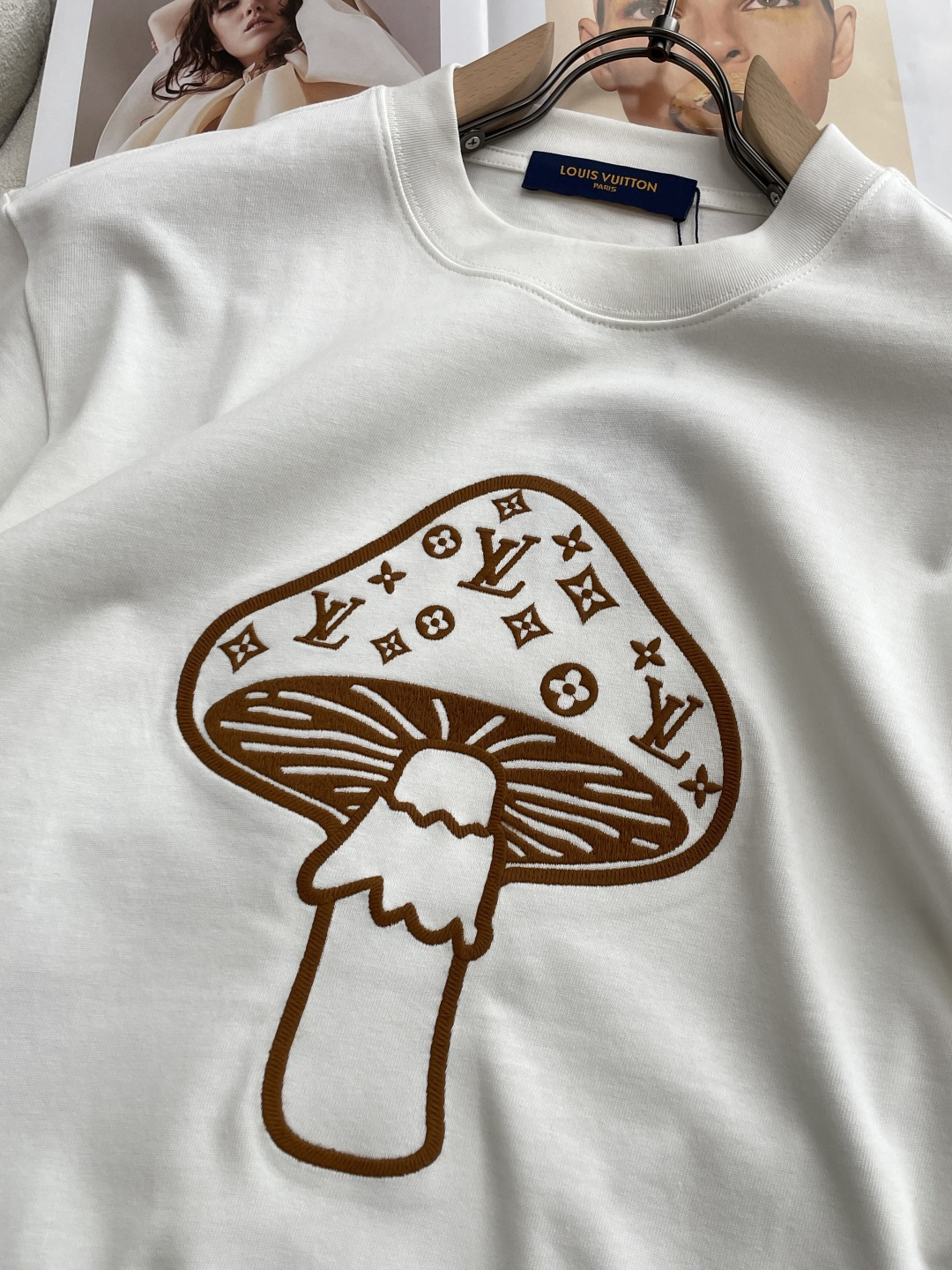 Lv 2026春夏款/官网同步面料采用重磅纯棉精梳棉面料，OS宽松版型，上身版型超正！日常百搭，衣橱必备