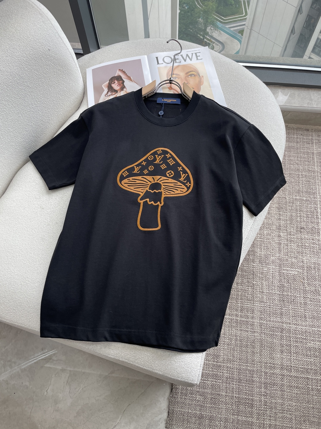 Lv 2026春夏款/官网同步面料采用重磅纯棉精梳棉面料，OS宽松版型，上身版型超正！日常百搭，衣橱必备