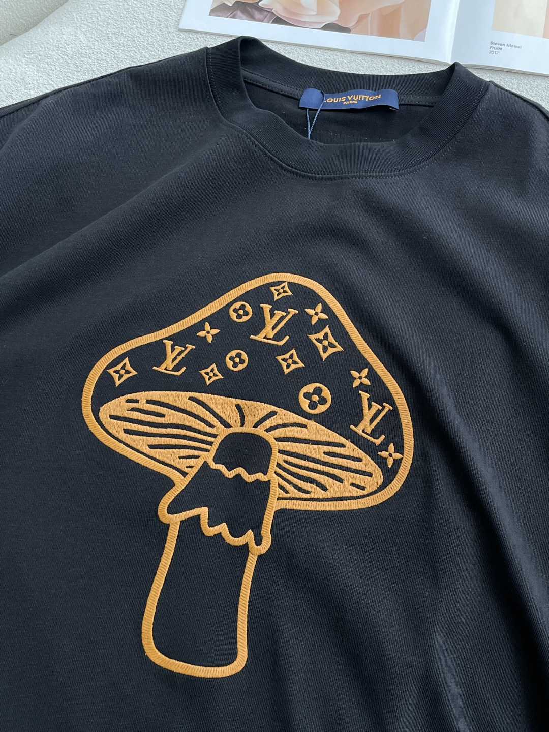 Lv 2026春夏款/官网同步面料采用重磅纯棉精梳棉面料，OS宽松版型，上身版型超正！日常百搭，衣橱必备