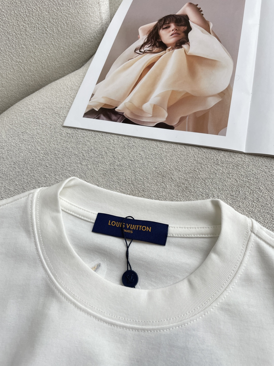 Lv 2026春夏款/官网同步面料采用重磅纯棉精梳棉面料，OS宽松版型，上身版型超正！日常百搭，衣橱必备