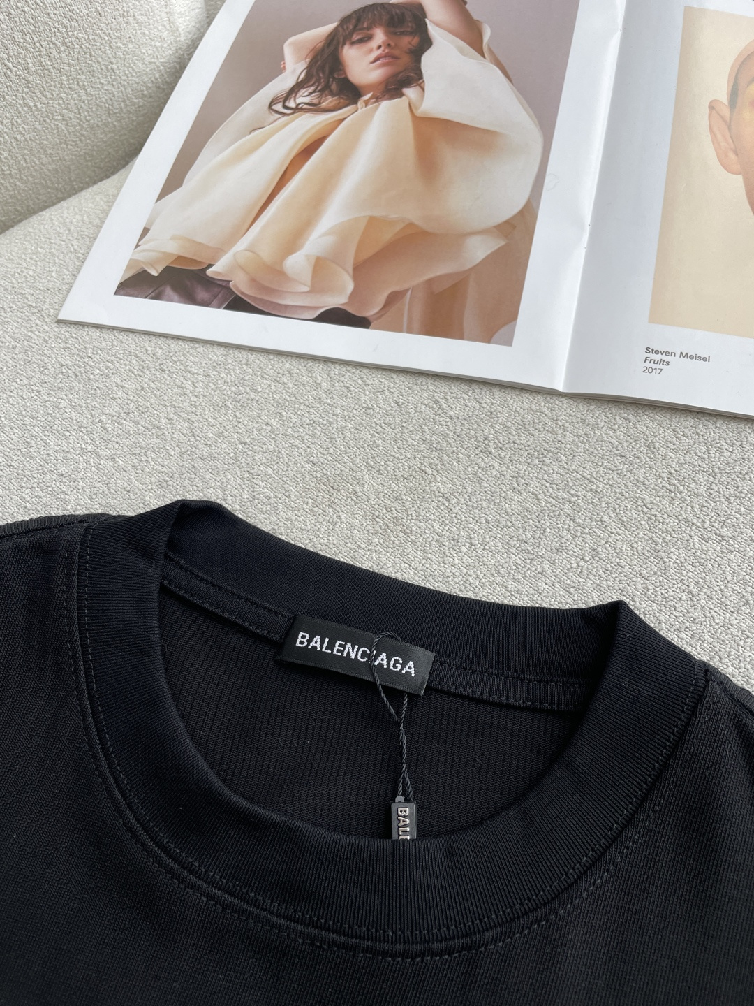 巴黎2026春夏款/官网同步面料采用重磅纯棉精梳棉面料，OS宽松版型，上身版型超正！日常百搭，衣橱必备单