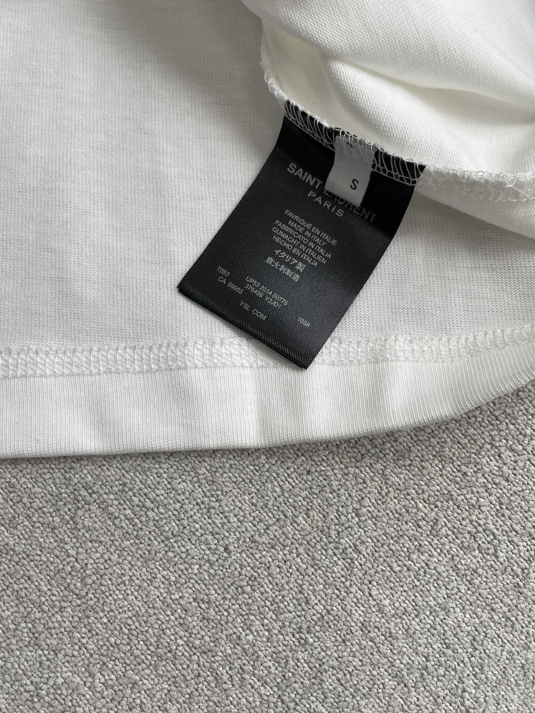 圣罗兰2026春夏款/官网同步面料采用重磅纯棉精梳棉面料，OS宽松版型，上身版型超正！日常百搭，衣橱必备