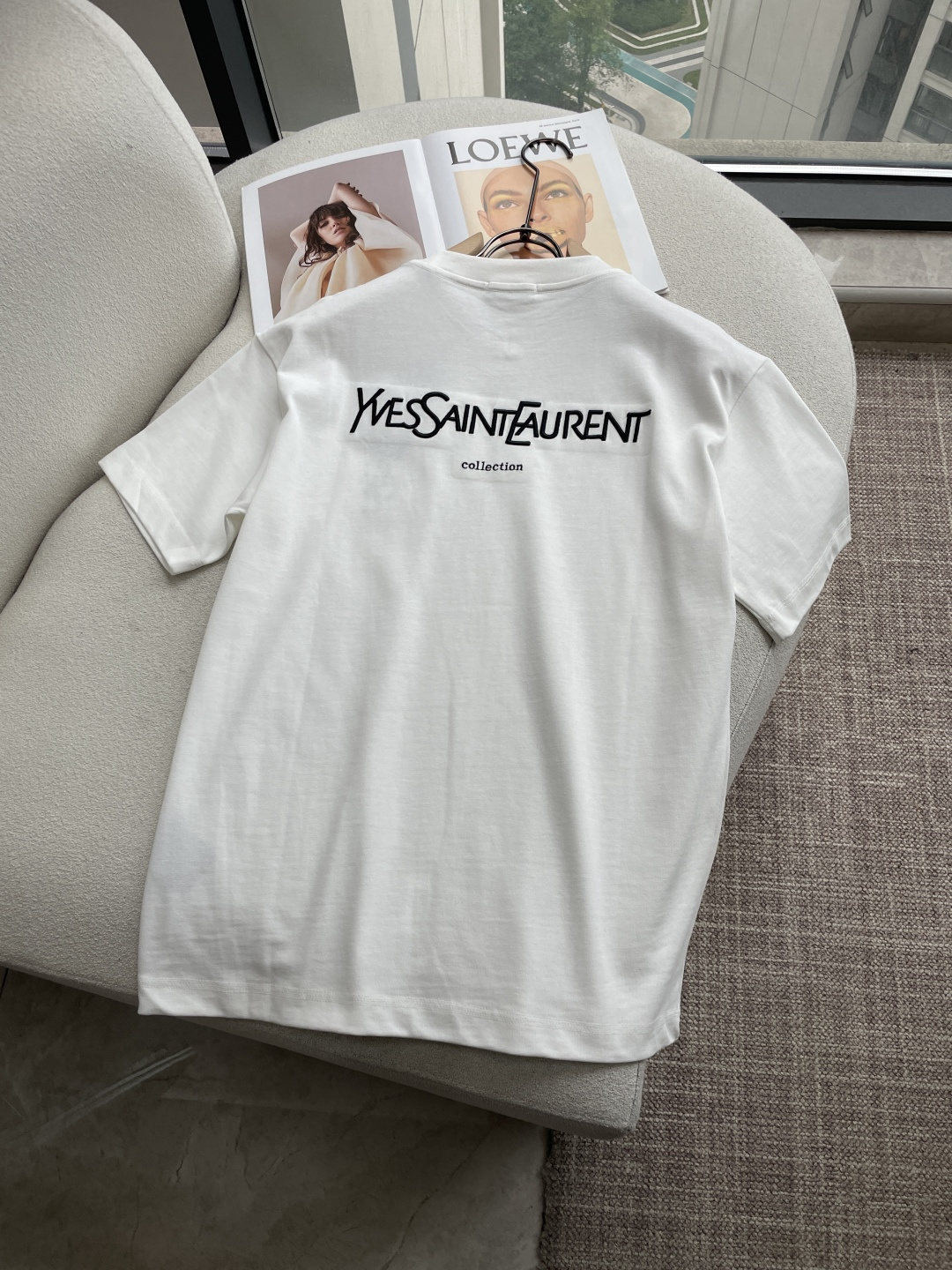 圣罗兰2026春夏款/官网同步面料采用重磅纯棉精梳棉面料，OS宽松版型，上身版型超正！日常百搭，衣橱必备