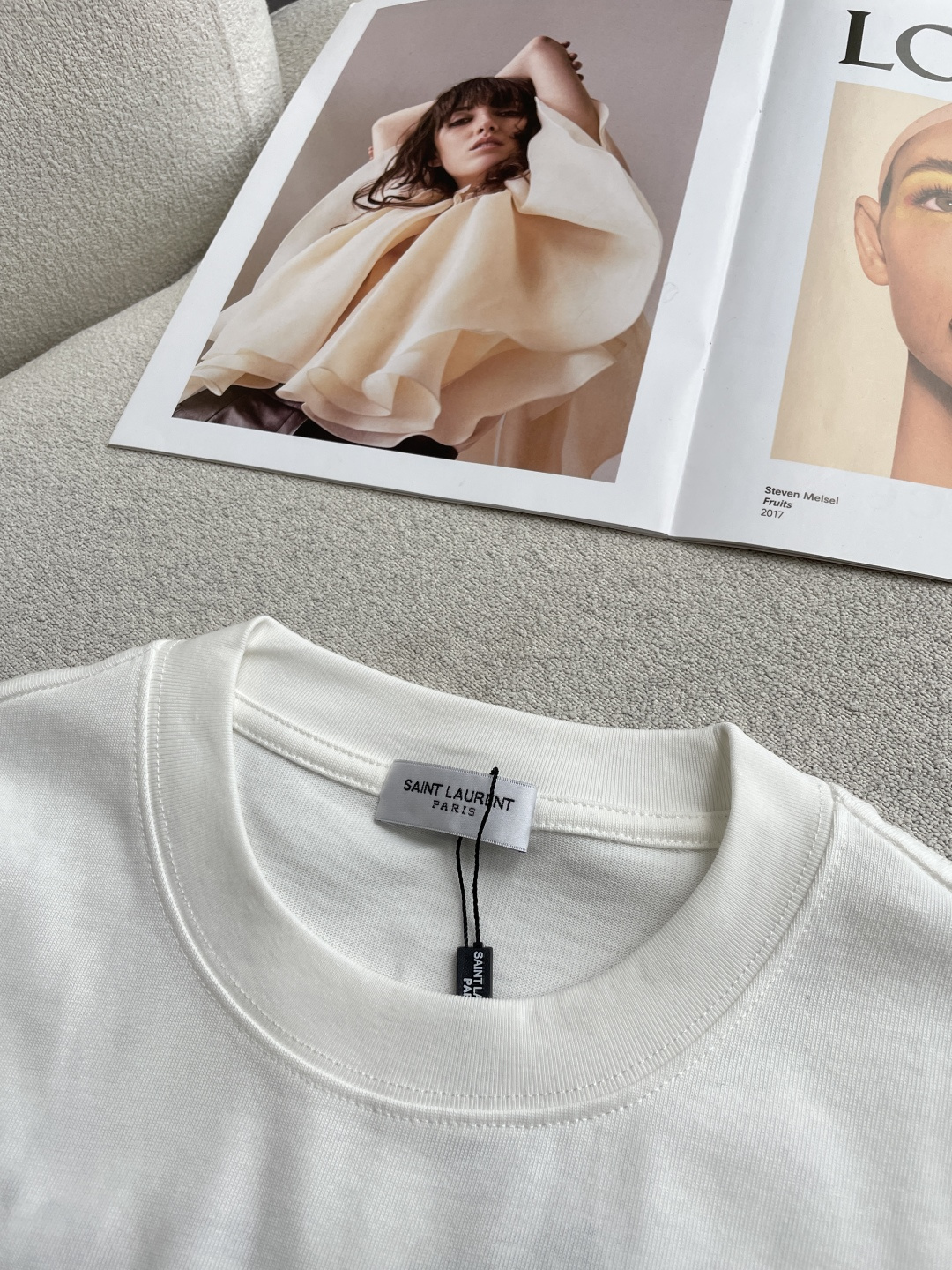 圣罗兰2026春夏款/官网同步面料采用重磅纯棉精梳棉面料，OS宽松版型，上身版型超正！日常百搭，衣橱必备