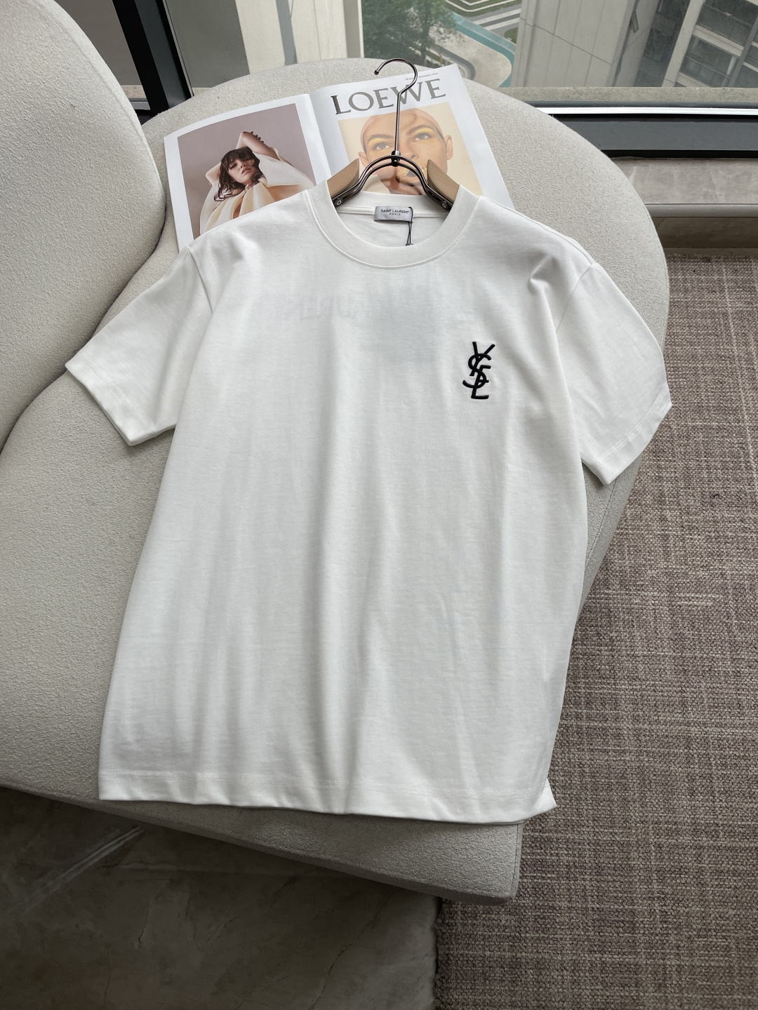 圣罗兰2026春夏款/官网同步面料采用重磅纯棉精梳棉面料，OS宽松版型，上身版型超正！日常百搭，衣橱必备