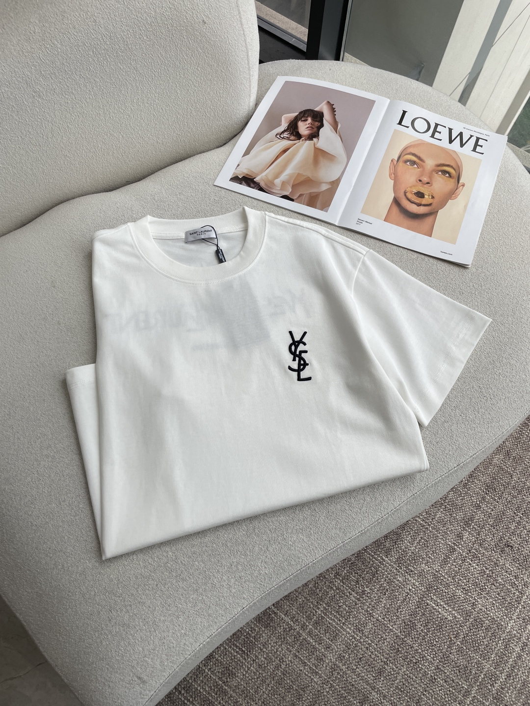 圣罗兰2026春夏款/官网同步面料采用重磅纯棉精梳棉面料，OS宽松版型，上身版型超正！日常百搭，衣橱必备