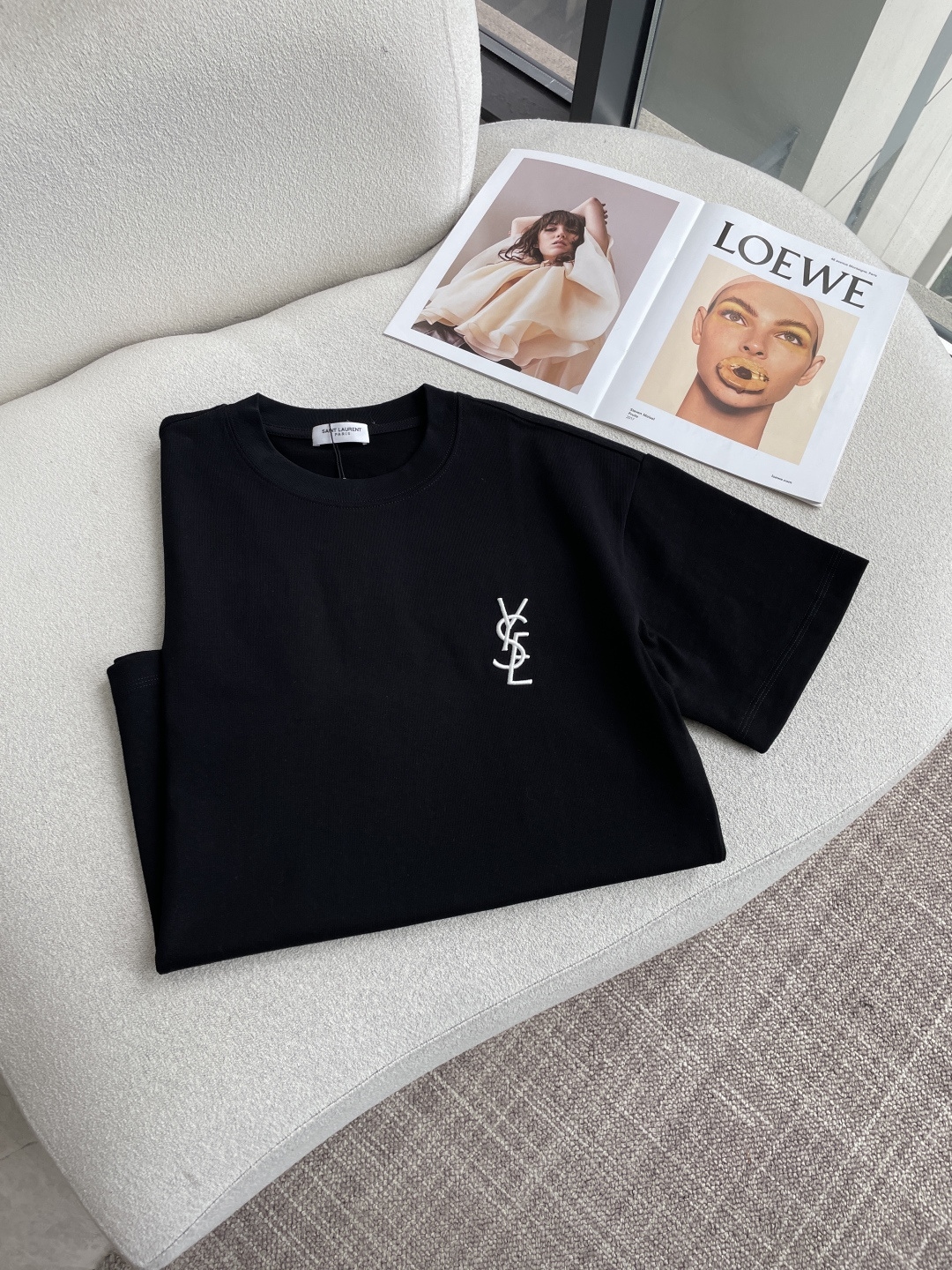 圣罗兰2026春夏款/官网同步面料采用重磅纯棉精梳棉面料，OS宽松版型，上身版型超正！日常百搭，衣橱必备