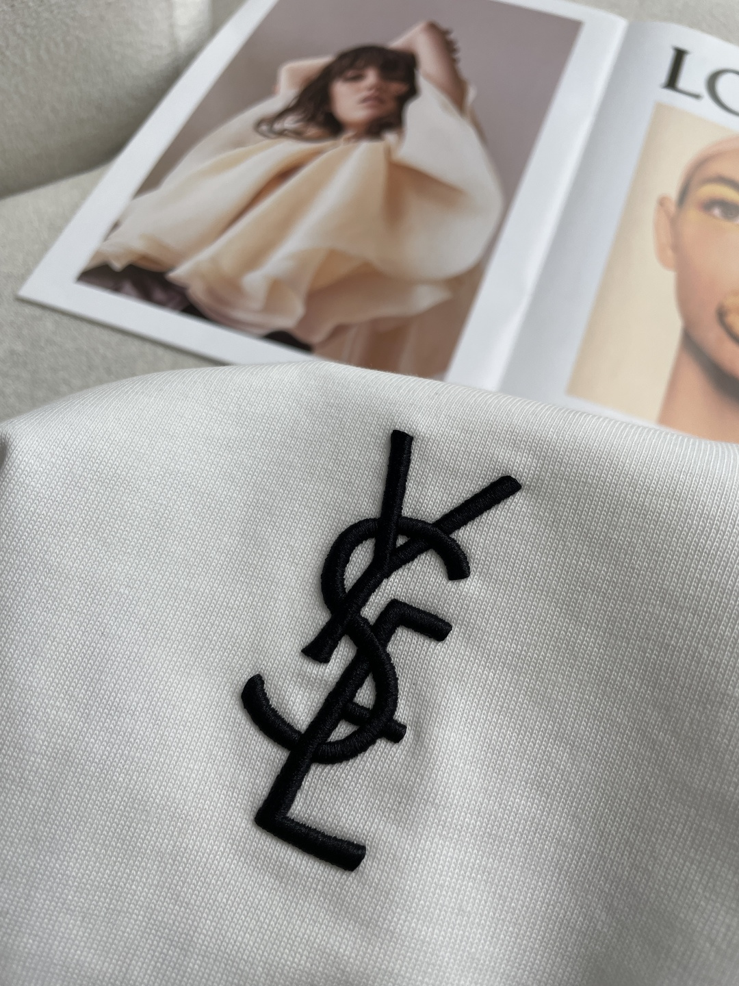 圣罗兰2026春夏款/官网同步面料采用重磅纯棉精梳棉面料，OS宽松版型，上身版型超正！日常百搭，衣橱必备