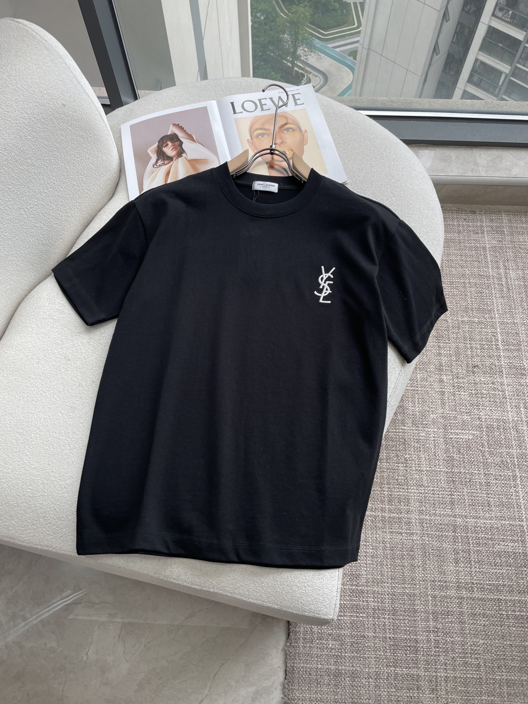 圣罗兰2026春夏款/官网同步面料采用重磅纯棉精梳棉面料，OS宽松版型，上身版型超正！日常百搭，衣橱必备