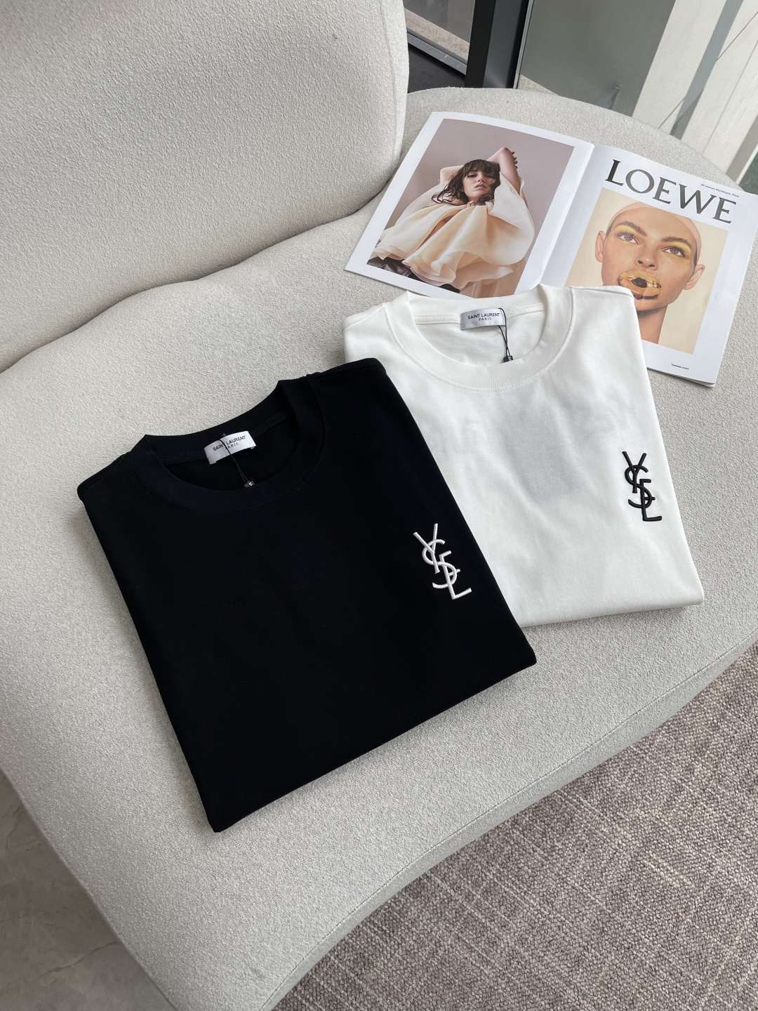 圣罗兰2026春夏款/官网同步面料采用重磅纯棉精梳棉面料，OS宽松版型，上身版型超正！日常百搭，衣橱必备