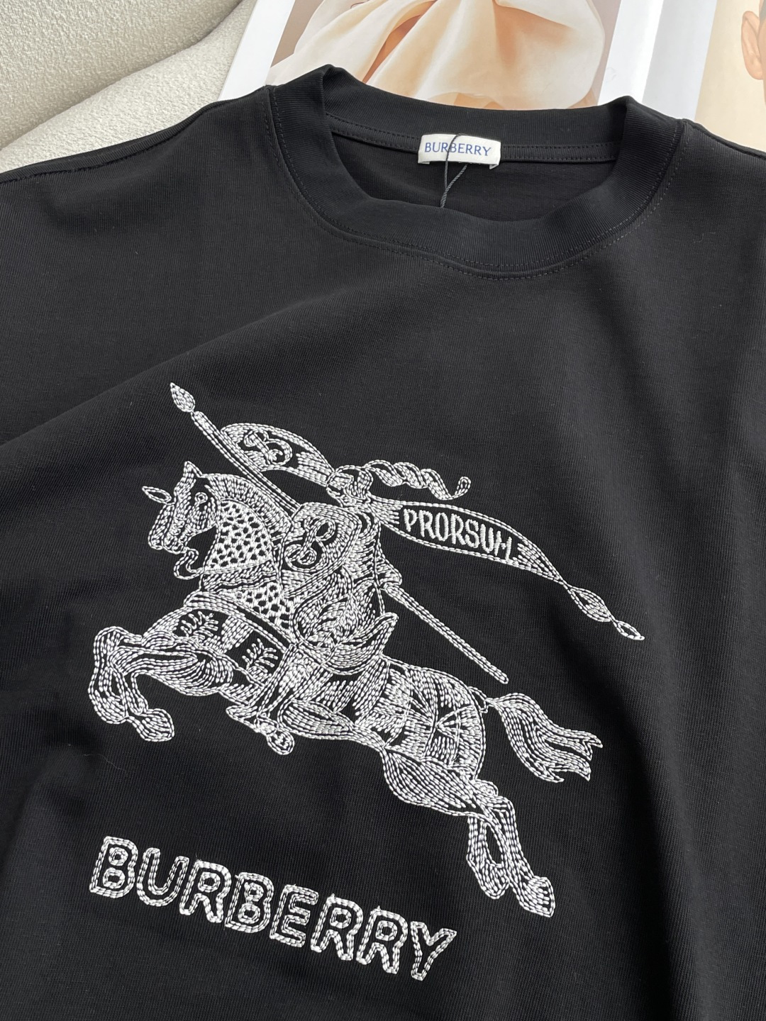 Bur2026春夏款/官网同步面料采用重磅纯棉精梳棉面料，OS宽松版型，上身版型超正！日常百搭，衣橱必备