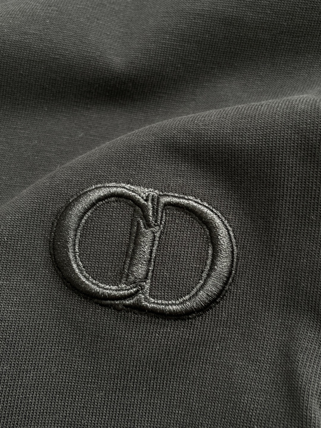 D奥2026春夏款/官网同步面料采用重磅纯棉精梳棉面料，OS宽松版型，上身版型超正！日常百搭，衣橱必备单