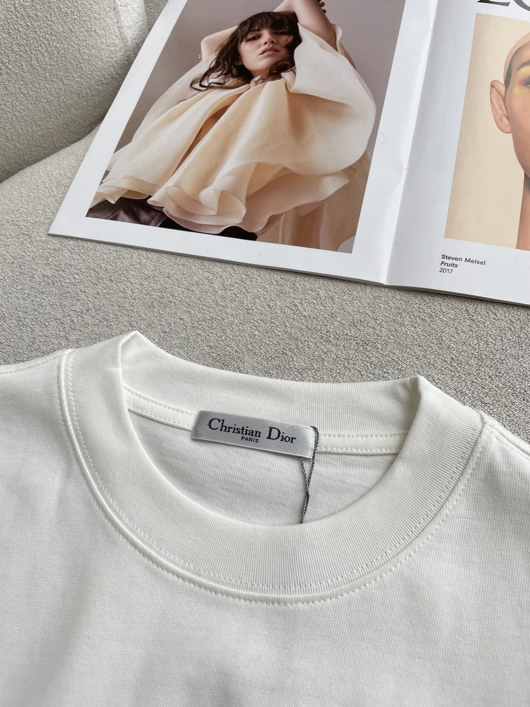 D奥2026春夏款/官网同步面料采用重磅纯棉精梳棉面料，OS宽松版型，上身版型超正！日常百搭，衣橱必备单