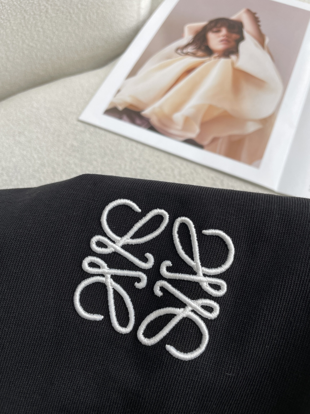 Loewe 2026春夏款/官网同步面料采用重磅纯棉精梳棉面料，OS宽松版型，上身版型超正！日常百搭，衣