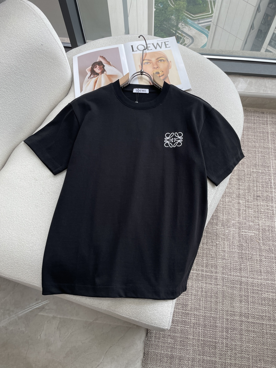 Loewe 2026春夏款/官网同步面料采用重磅纯棉精梳棉面料，OS宽松版型，上身版型超正！日常百搭，衣