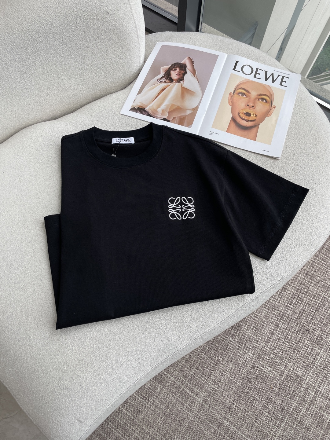 Loewe 2026春夏款/官网同步面料采用重磅纯棉精梳棉面料，OS宽松版型，上身版型超正！日常百搭，衣