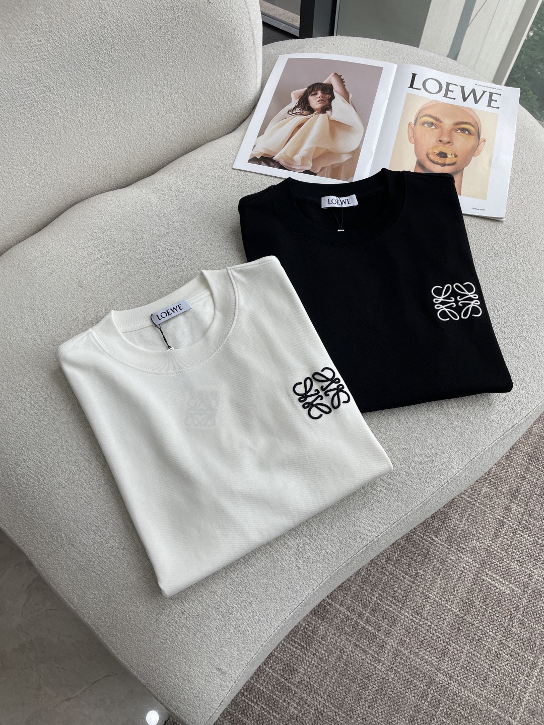 Loewe 2026春夏款/官网同步面料采用重磅纯棉精梳棉面料，OS宽松版型，上身版型超正！日常百搭，衣