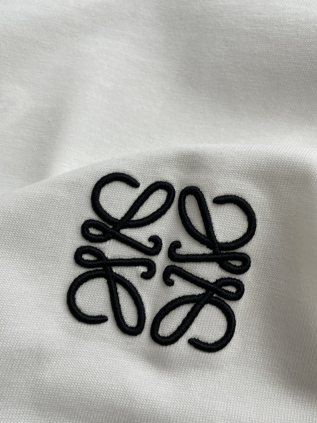 Loewe 2026春夏款/官网同步面料采用重磅纯棉精梳棉面料，OS宽松版型，上身版型超正！日常百搭，衣