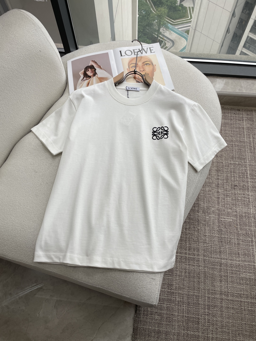 Loewe 2026春夏款/官网同步面料采用重磅纯棉精梳棉面料，OS宽松版型，上身版型超正！日常百搭，衣