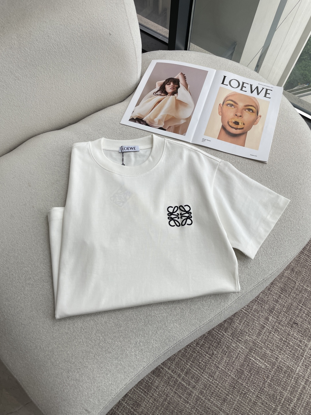 Loewe 2026春夏款/官网同步面料采用重磅纯棉精梳棉面料，OS宽松版型，上身版型超正！日常百搭，衣