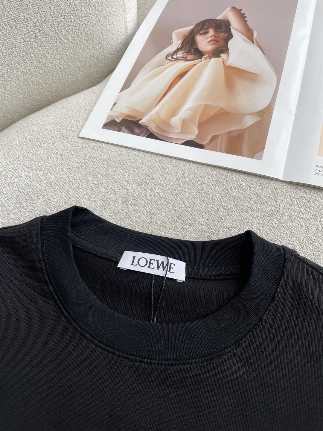 Loewe 2026春夏款/官网同步面料采用重磅纯棉精梳棉面料，OS宽松版型，上身版型超正！日常百搭，衣