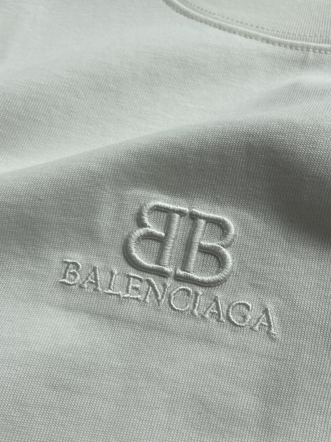 巴黎2026春夏款/官网同步面料采用重磅纯棉精梳棉面料，OS宽松版型，上身版型超正！日常百搭，衣橱必备单