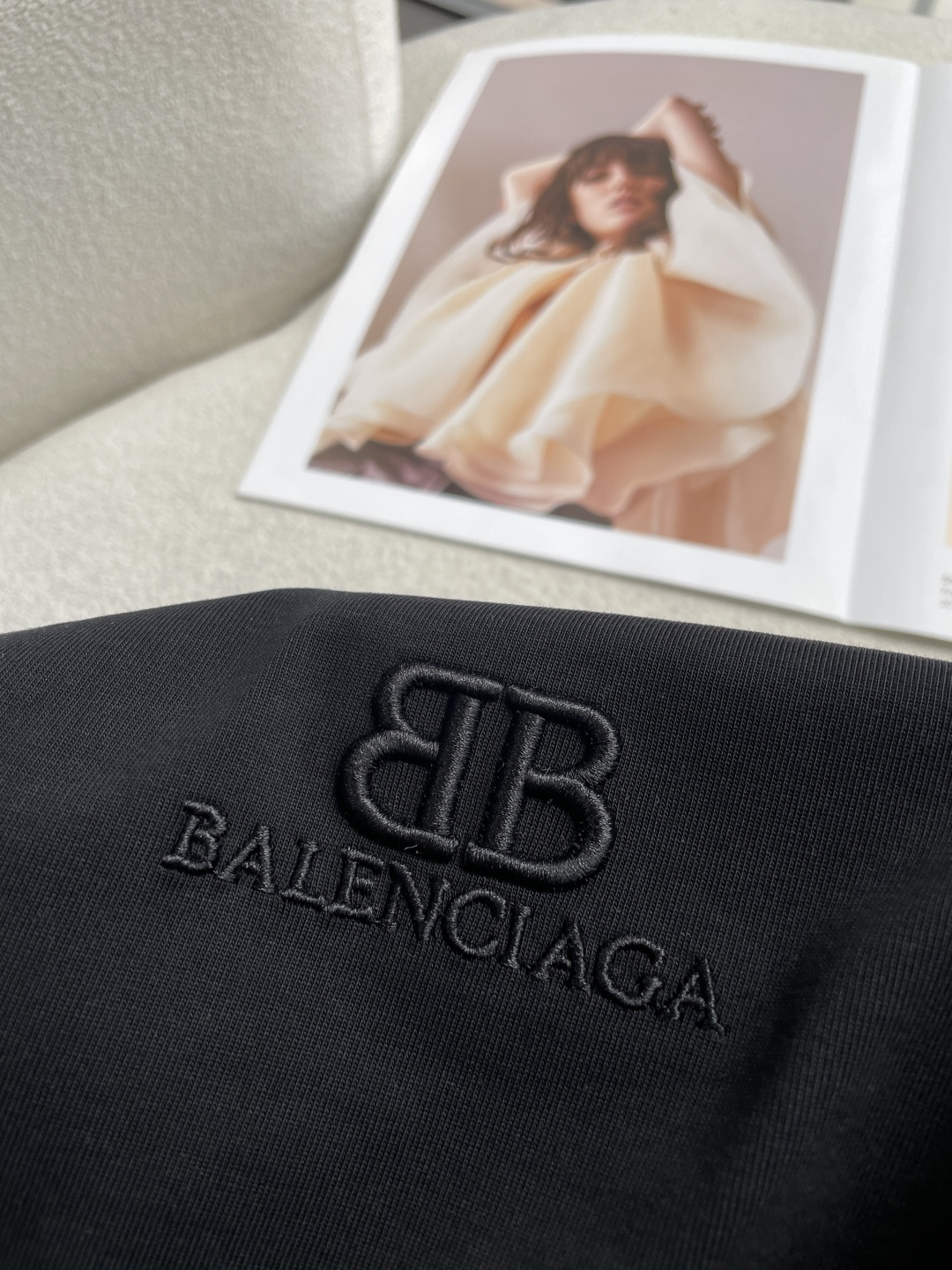 巴黎2026春夏款/官网同步面料采用重磅纯棉精梳棉面料，OS宽松版型，上身版型超正！日常百搭，衣橱必备单