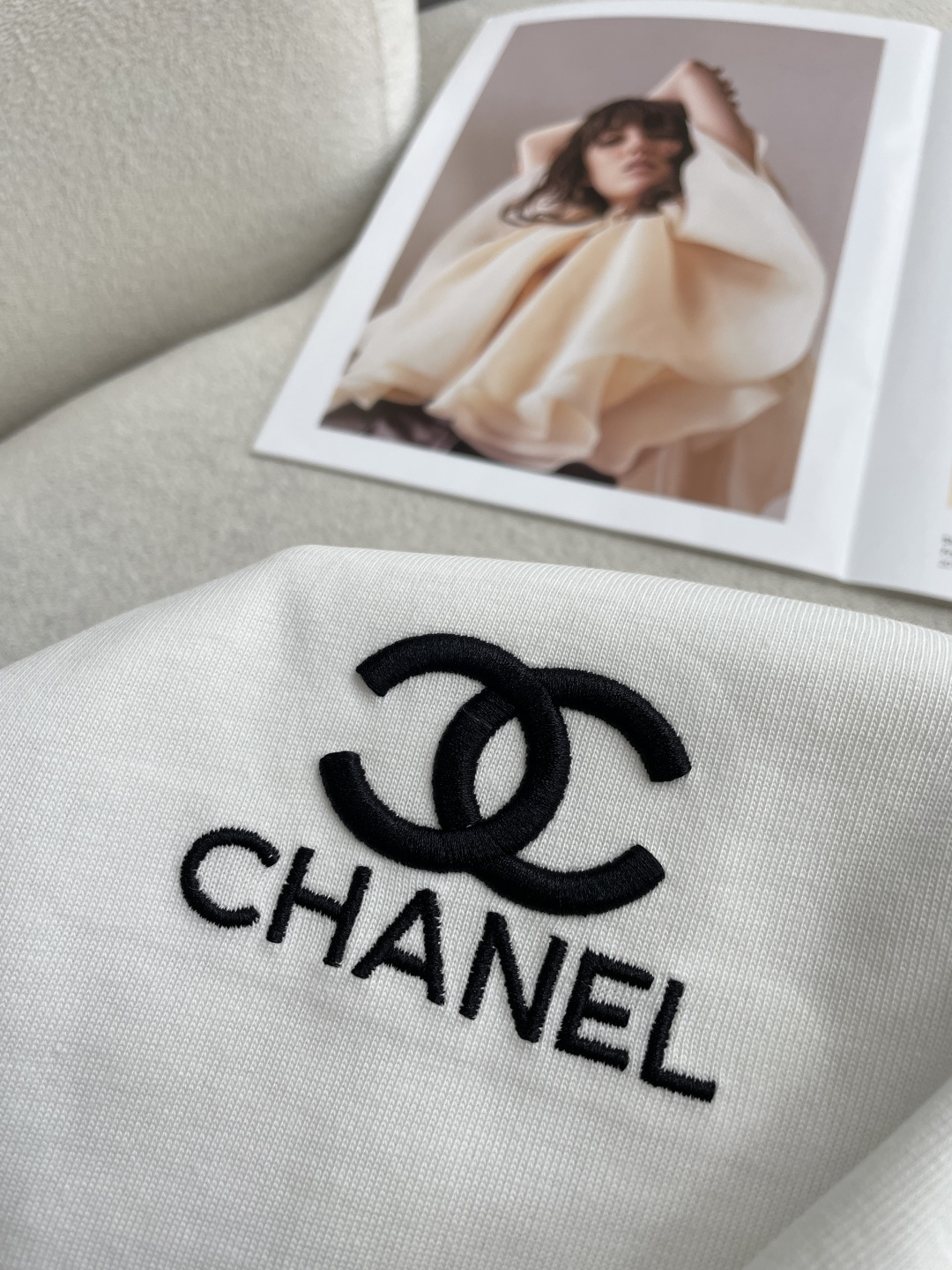 小香2026春夏款/官网同步面料采用重磅纯棉精梳棉面料，OS宽松版型，上身版型超正！日常百搭，衣橱必备单