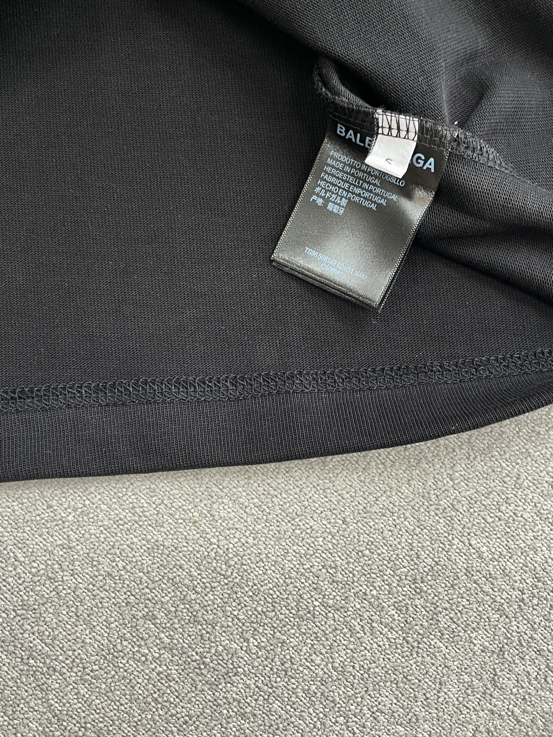 巴黎2026春夏款/官网同步面料采用重磅纯棉精梳棉面料，OS宽松版型，上身版型超正！日常百搭，衣橱必备单