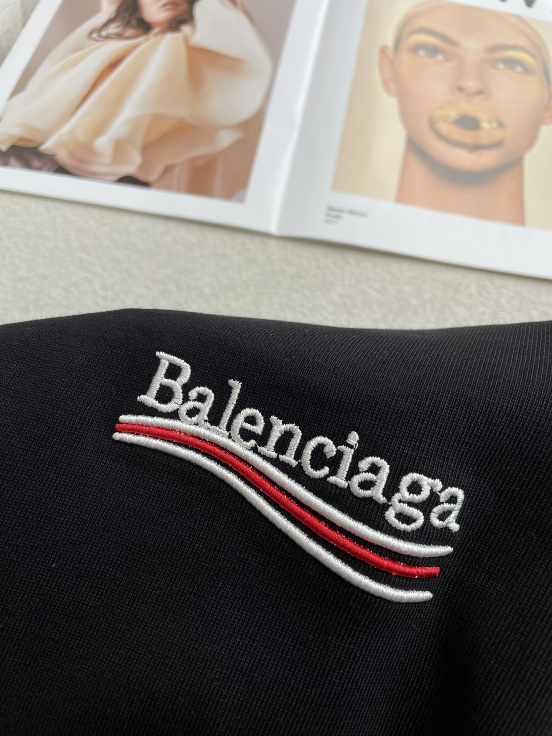 巴黎2026春夏款/官网同步面料采用重磅纯棉精梳棉面料，OS宽松版型，上身版型超正！日常百搭，衣橱必备单