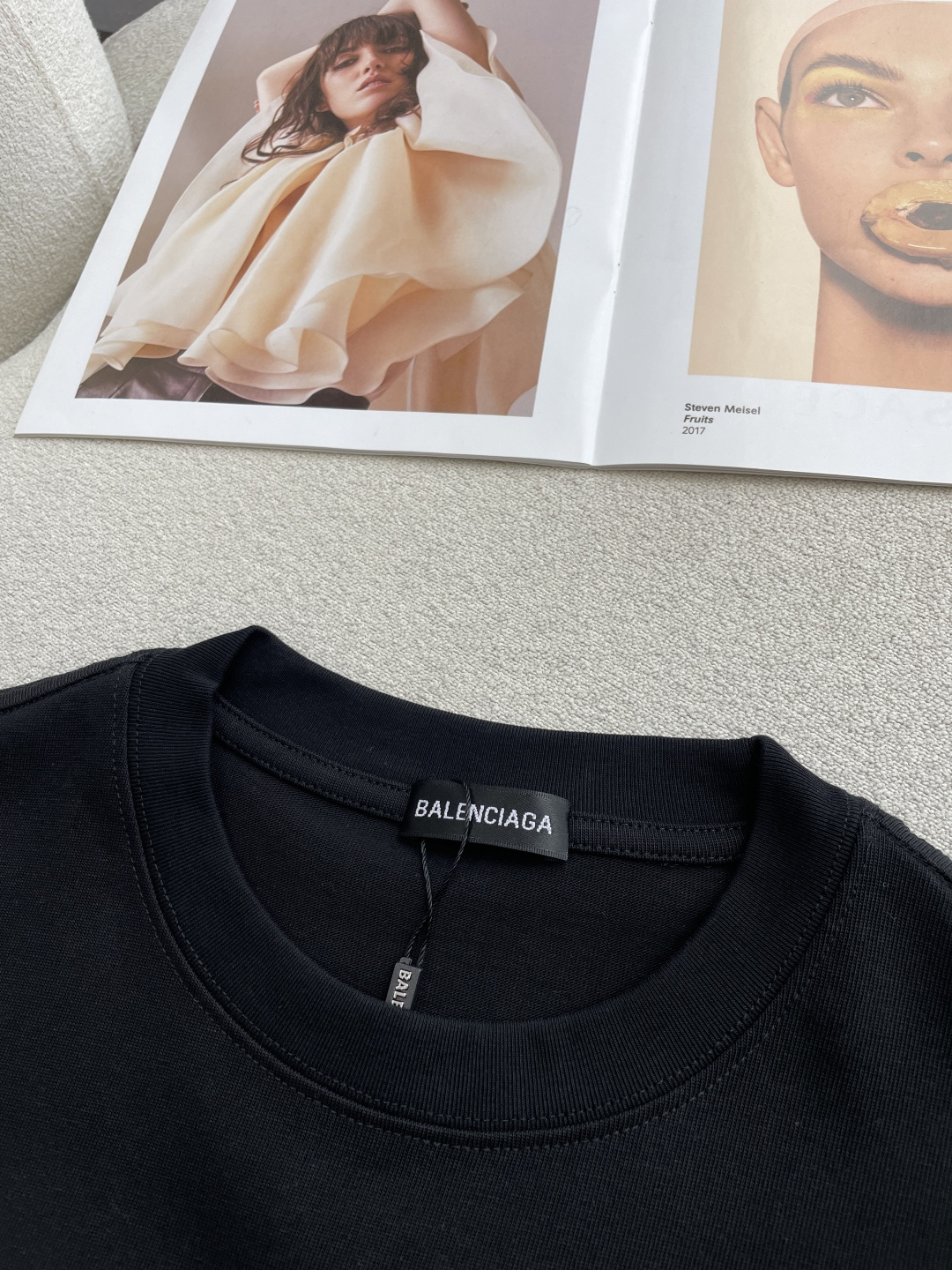 巴黎2026春夏款/官网同步面料采用重磅纯棉精梳棉面料，OS宽松版型，上身版型超正！日常百搭，衣橱必备单