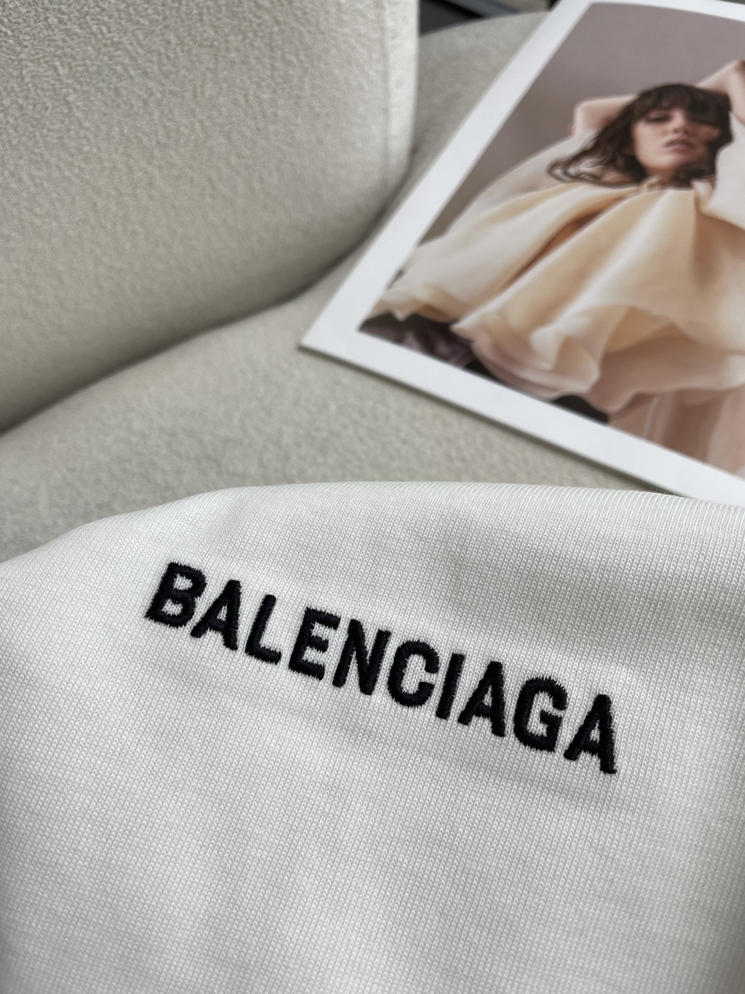 巴黎2026春夏款/官网同步面料采用重磅纯棉精梳棉面料，OS宽松版型，上身版型超正！日常百搭，衣橱必备单