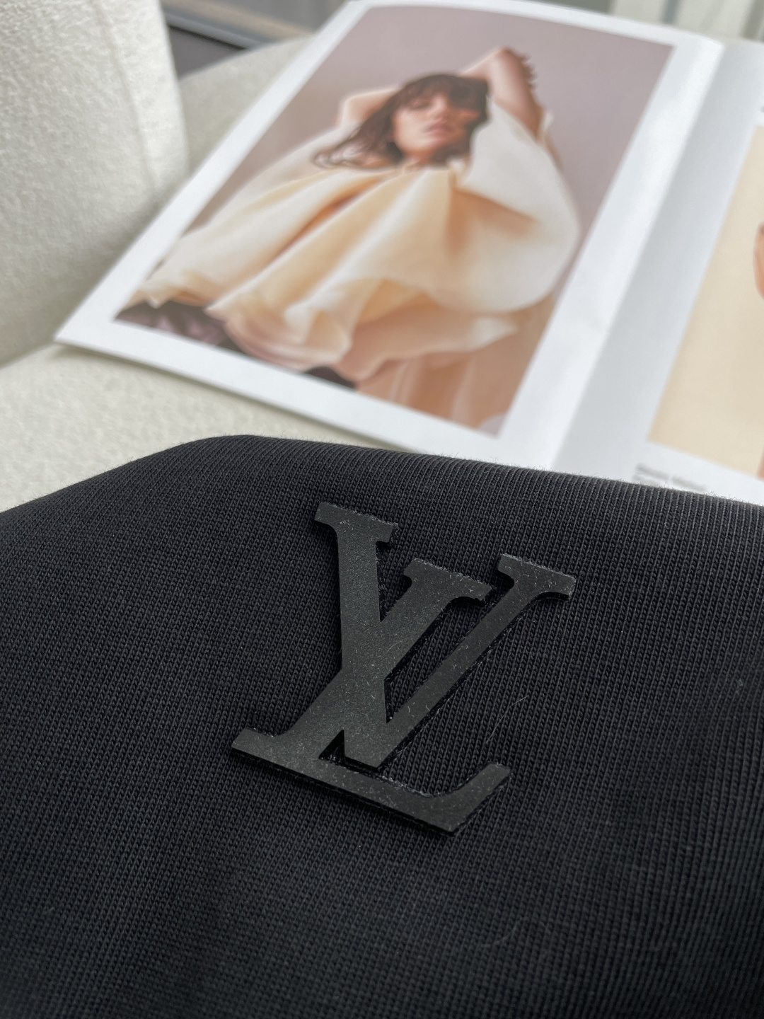 Lv2026春夏款/官网同步面料采用重磅纯棉精梳棉面料，OS宽松版型，上身版型超正！日常百搭，衣橱必备单