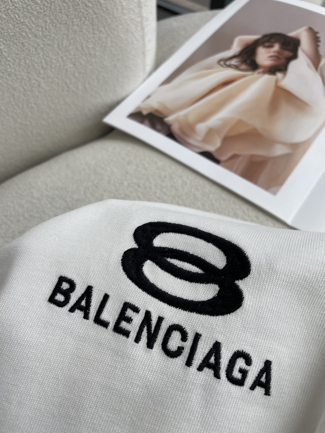 巴黎2026春夏款/官网同步面料采用重磅纯棉精梳棉面料，OS宽松版型，上身版型超正！日常百搭，衣橱必备单