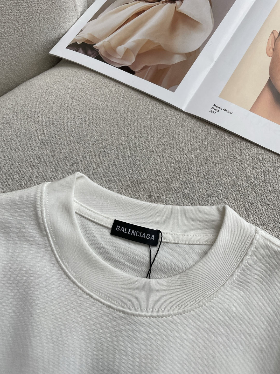 巴黎2026春夏款/官网同步面料采用重磅纯棉精梳棉面料，OS宽松版型，上身版型超正！日常百搭，衣橱必备单