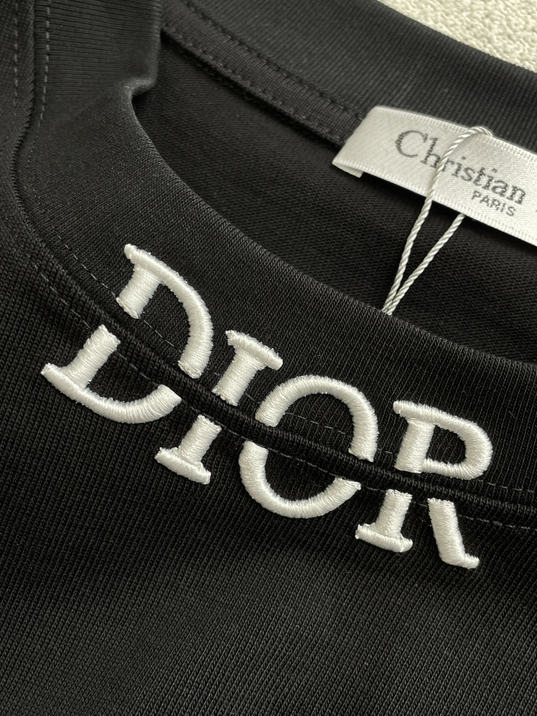 D奥2026春夏款/官网同步面料采用重磅纯棉精梳棉面料，OS宽松版型，上身版型超正！日常百搭，衣橱必备单