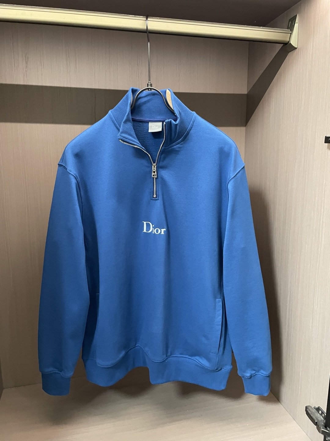 26春夏新款CD半拉链卫衣，以经典刺绣徽标镌刻品牌基因，克莱因蓝与墨绿配色自带高级氛围感。甄选柔软亲肤的