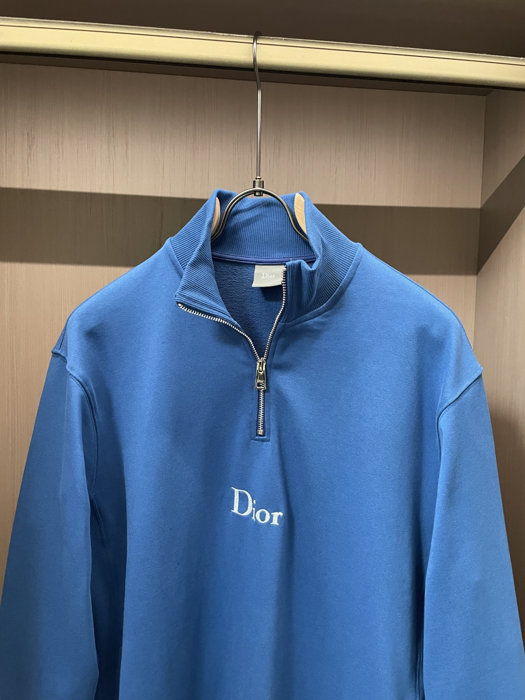 26春夏新款CD半拉链卫衣，以经典刺绣徽标镌刻品牌基因，克莱因蓝与墨绿配色自带高级氛围感。甄选柔软亲肤的