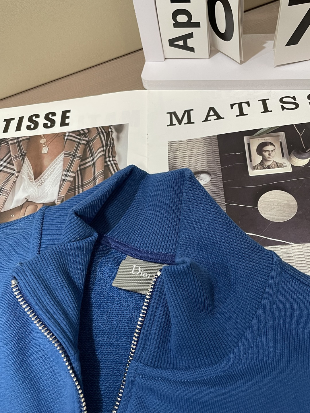 26春夏新款CD半拉链卫衣，以经典刺绣徽标镌刻品牌基因，克莱因蓝与墨绿配色自带高级氛围感。甄选柔软亲肤的