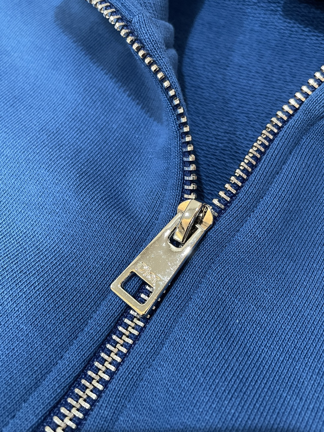 26春夏新款CD半拉链卫衣，以经典刺绣徽标镌刻品牌基因，克莱因蓝与墨绿配色自带高级氛围感。甄选柔软亲肤的