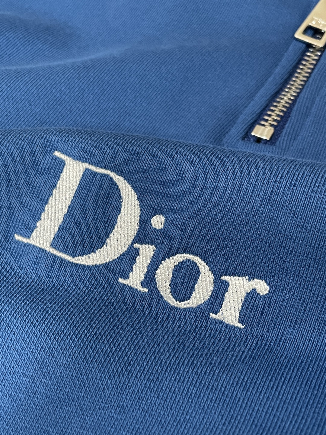 26春夏新款CD半拉链卫衣，以经典刺绣徽标镌刻品牌基因，克莱因蓝与墨绿配色自带高级氛围感。甄选柔软亲肤的