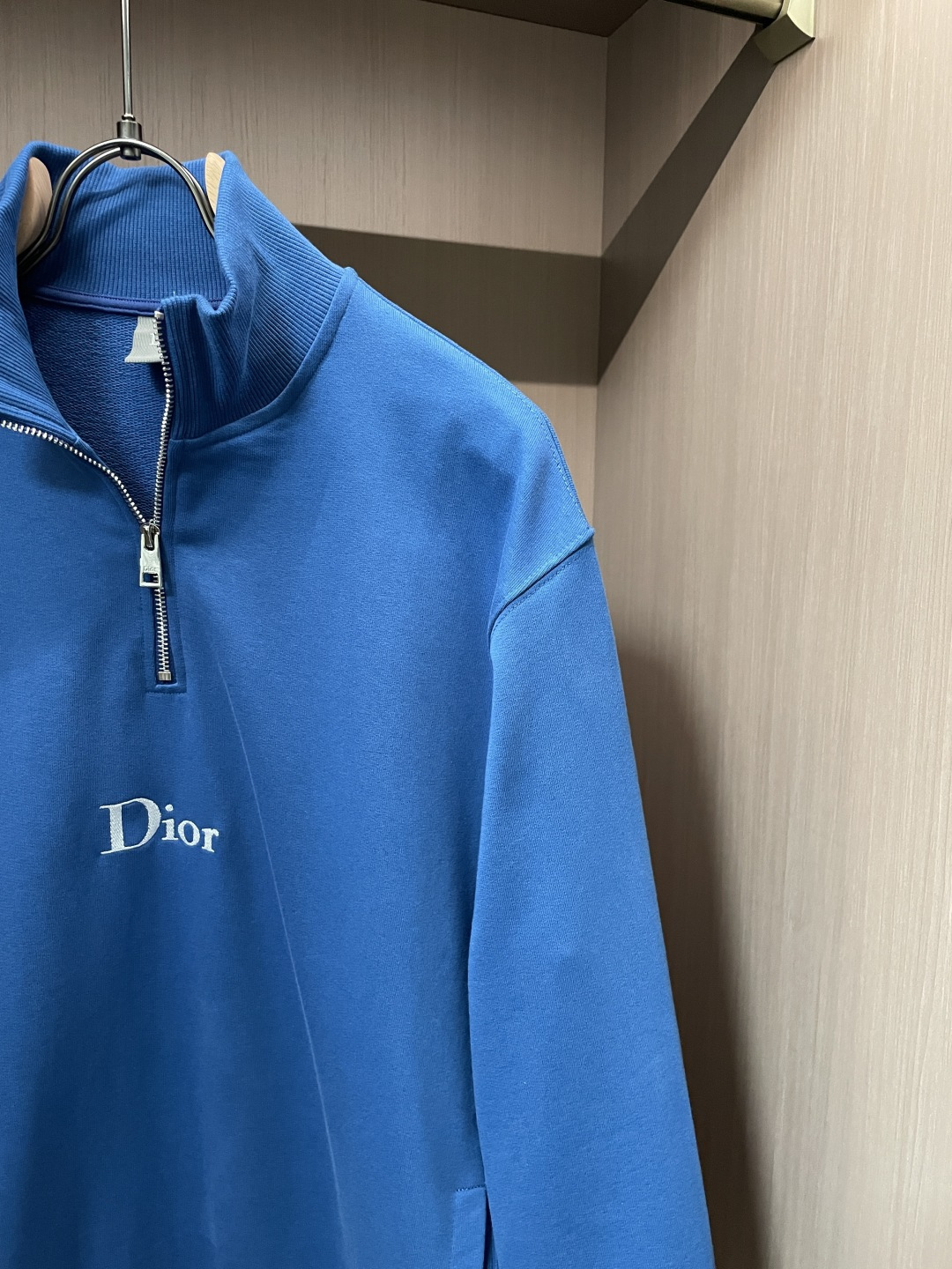 26春夏新款CD半拉链卫衣，以经典刺绣徽标镌刻品牌基因，克莱因蓝与墨绿配色自带高级氛围感。甄选柔软亲肤的