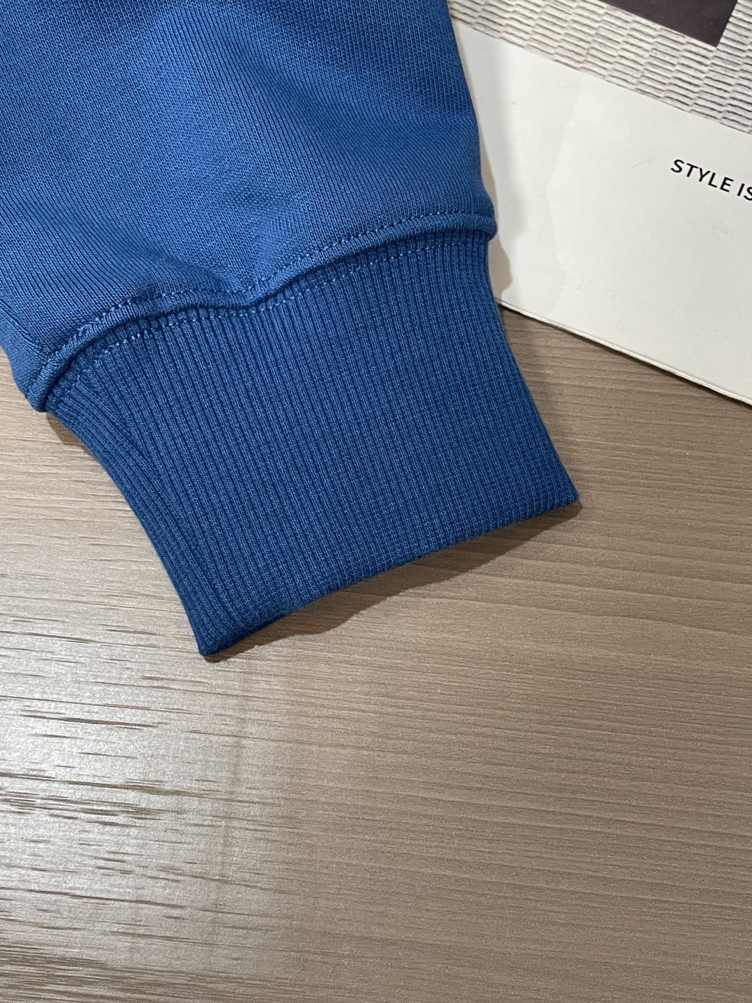 26春夏新款CD半拉链卫衣，以经典刺绣徽标镌刻品牌基因，克莱因蓝与墨绿配色自带高级氛围感。甄选柔软亲肤的